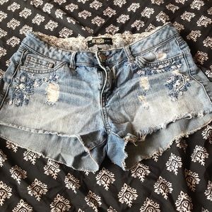 Jean shorts with thread design